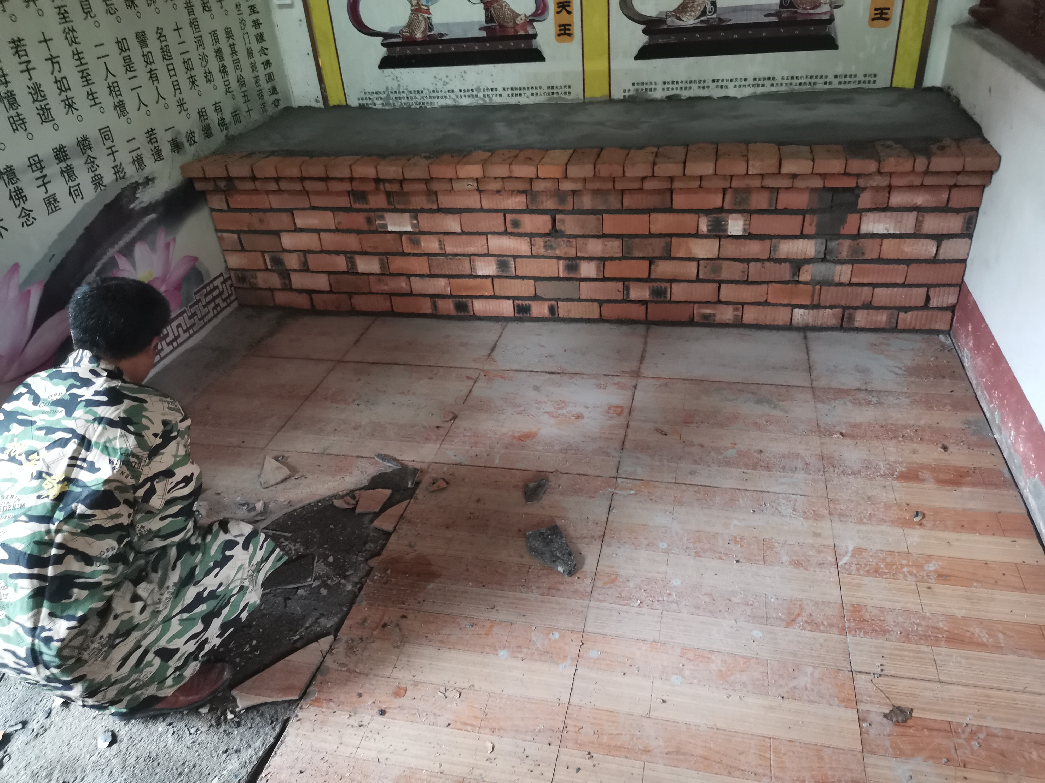 金彩汇快3天王殿铺设地砖及牌匾贴金